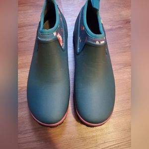 NWOT Bogs Gardening Clogs